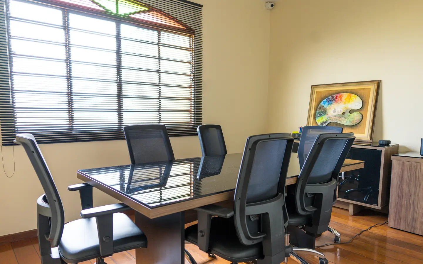Sala de reuniões da Vliv Coworking, sede da LPL Contabilidade em Belo Horizonte